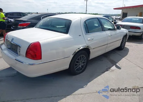 2003 Lincoln Town Car Cartier z USA, uszkodzony, nr VIN 1LNHM83WX3Y635492